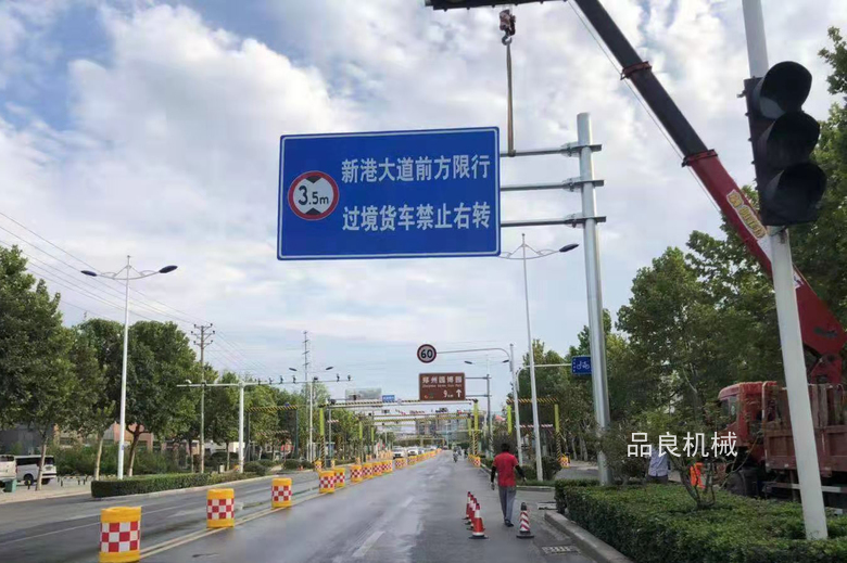 河南鄭州新港道路標(biāo)志桿